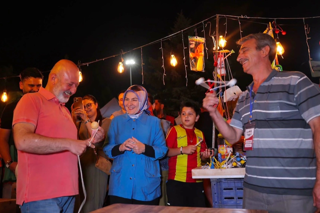 Başkan Çolakbayrakdar, Vatandaşlarla “Neşeli Günler”i İzledi