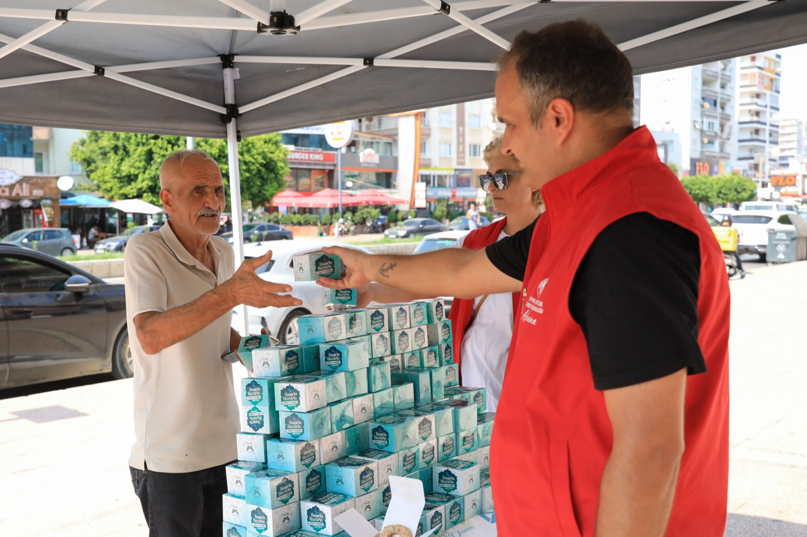 Mersin’de Mevlit Kandili’nde Vatandaşlara Kandil Simidi İkramı